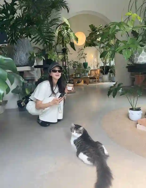 宋茜陈梦同框晒合影！外出享美食互动温馨，心情大好状态佳