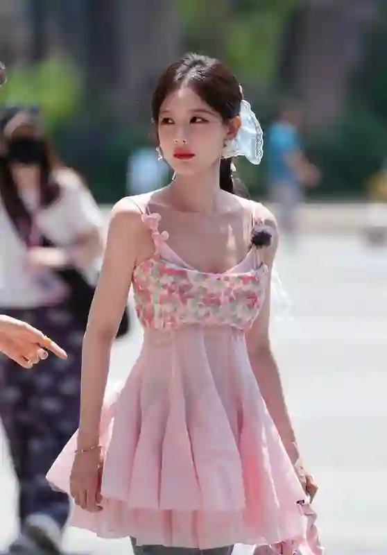 李一桐粉色吊带搭配蓝色发带亮相！甜度超标演绎夏日元气少女