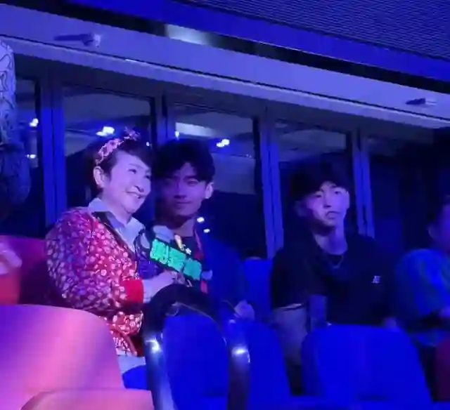 44岁张柏芝闪耀澳门！一身红衣明媚动人，获杨受成何猷龙主动合影