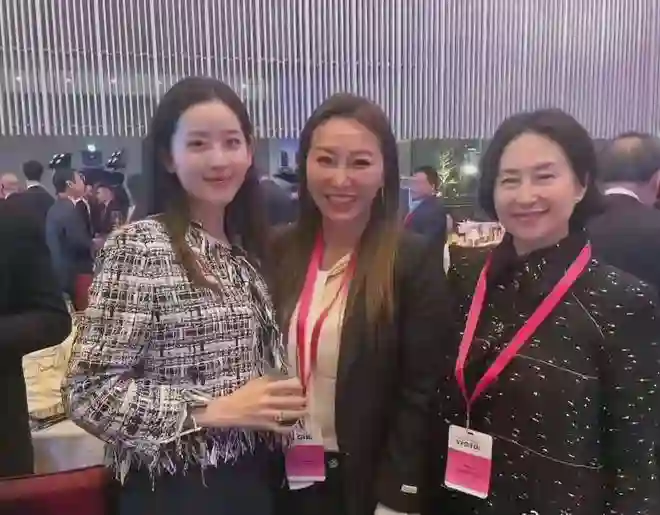 章泽天合影何超莲惹人怜，眉眼温柔像小白花，窦骁老婆嘴大气场强