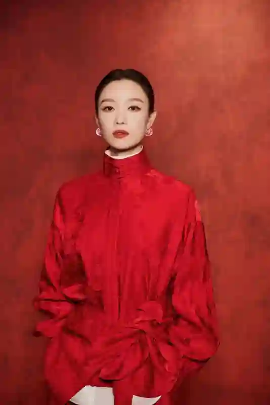 时隔七年，王菲戴着两个虾片（未炸版）再登春晚