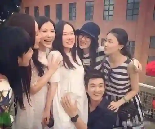 李小璐霍思燕两家同游，霍思燕植发没了发际线，贾乃亮躲得远远的
